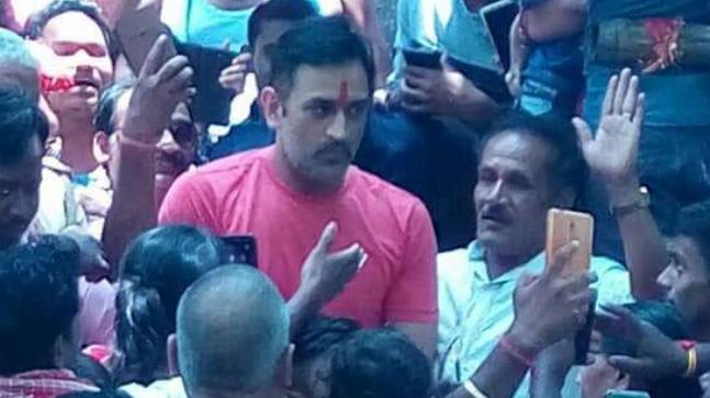 MS Dhoni visits Deori temple after leading CSK to IPL 2018 title #MSDhoni #IPL2018 #CSK
