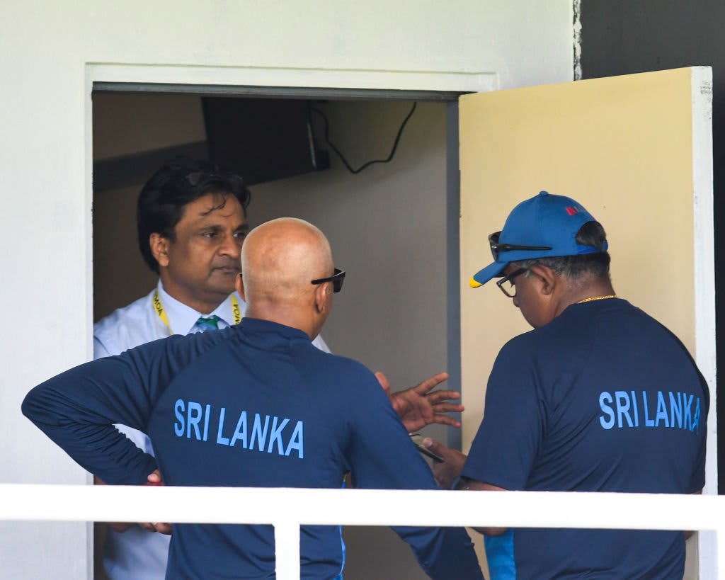 Sri Lanka refuse to take field vs West Indies over ball-tampering allegation #DineshChandimal #BallTampering #SriLanka #WestIndies #WIvSL #Cricket