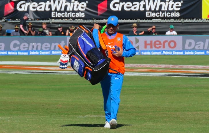 MS Dhoni carries drinks for batsmen during 2nd T20I vs Ireland #Cricket #India #Ireland #INDvIRE #MSDhoni