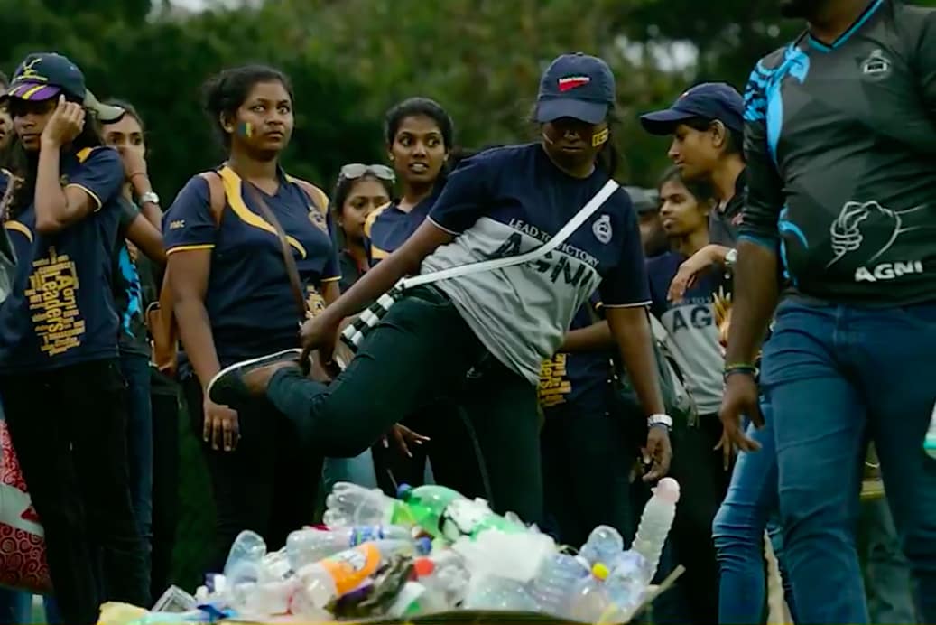 Sri Lankan fans stay back to clean stands after match #Cricket #SriLanka #SouthAfrica #SLvSA #SLvsSA