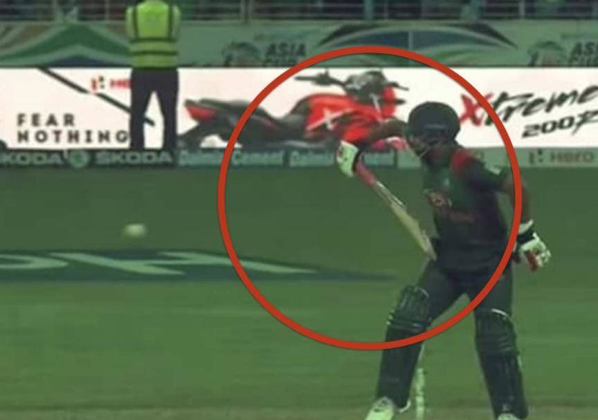 Tamim Iqbal bats with one hand after fracturing wrist #Cricket #AsiaCup #AsiaCup2018 #TamimIqbal #Bangladesh #SriLanka #BANvSL #SLvBAN #BANvsSL #SLvsBAN