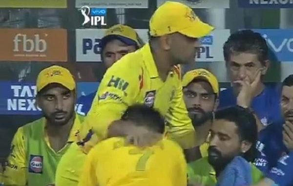 Another fan touches MS Dhoni's feet in IPL 2018