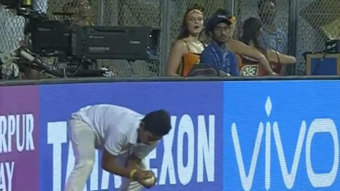 Cheerleader impressed with ball-boy's catch in IPL 2018 final CSK vs SRH Chennai Super Kings vs Sunrisers Hyderabad