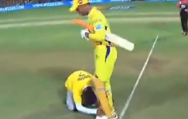 Fan invades field to touch MS Dhoni's feet, 3rd time in 15 days